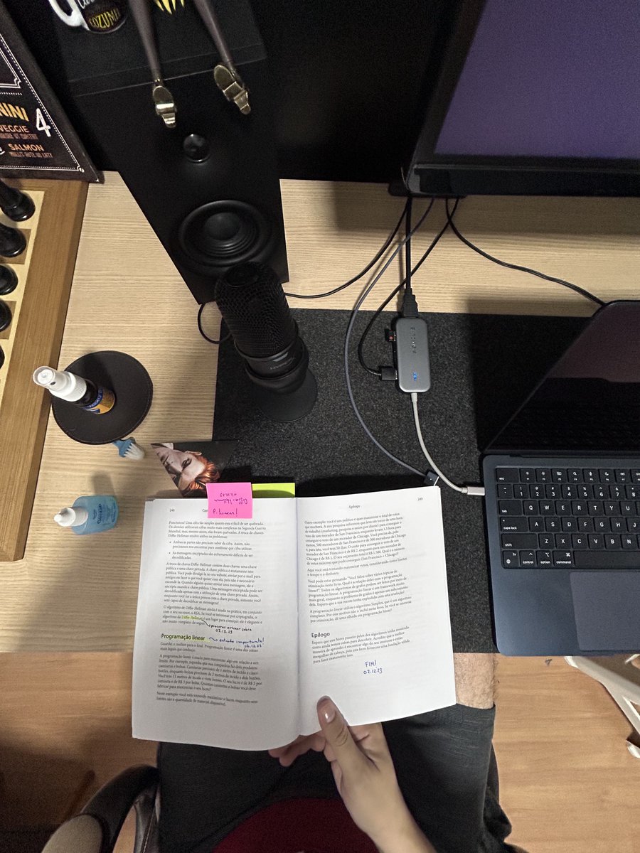 programador_who's tweet image. Finalmente terminei de ler.
Entendendo Algoritmo.

Excelente livro, com uma excelente didática e excelentes exercícios. 

Deixei um repositório com os algoritmos feitos em Python(sei que tem vários desses). 
Link nos comentários.