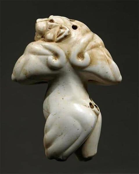 Wow. Never seen the back of this sculpture before. Guennol Lioness (en.wikipedia.org/wiki/Guennol_L…) also known as Div Shir ("Lion Demon")  is an ancient anthropomorphic sculpture made in Elam (Iran) between 3000BC and 2800BC. I mentioned this sculpture in oldeuropeanculture.blogspot.com/2021/11/sagitt…