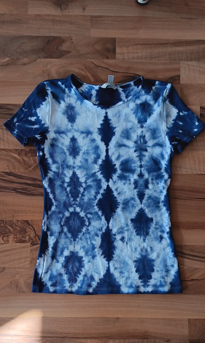 NorikoCosplay's tweet photo. Bin grad im Batik Fiber. Es macht mir echt Spaß und bin am herum probieren. Dabei sind unter anderem diese Shirts entstanden. https://t.co/MRYn8c6MYs