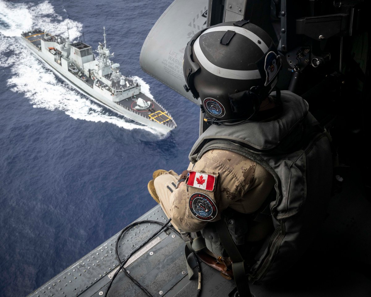 The @RoyalCanNavy frigate #HMCSVancouver is seen from the @RCAF_ARC CH-148 Cyclone helicopter deployed with #HMCSOttawa while the vessels conducted manoeuvres last week in the Pacific. #Teamwork #RCAF