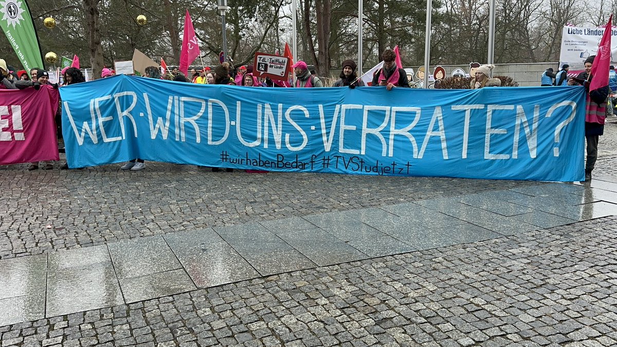 Marvin Hopp (@marvin_hopp) on Twitter photo Zahlreiche #TVStud-Aktive sind heute nach Potsdam gereist, um die Arbeitgeber um <a href="/ADressel/">Andreas Dressel</a> (SPD) nochmals zu konfrontieren. Bis morgen wird hier u.a. darüber verhandelt, ob der derzeit von SPD u. Grünen geführte Arbeitgeberverband Tarifflucht fortsetzt oder einen neuen Weg geht. Zahlreiche #TVStud-Aktive sind heute nach Potsdam gereist, um die Arbeitgeber um <a href="/ADressel/">Andreas Dressel</a> (SPD) nochmals zu konfrontieren. Bis morgen wird hier u.a. darüber verhandelt, ob der derzeit von SPD u. Grünen geführte Arbeitgeberverband Tarifflucht fortsetzt oder einen neuen Weg geht.