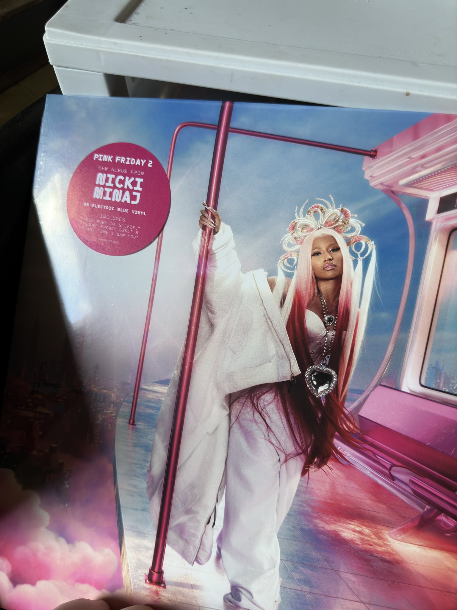 LoloV88 on X: Enfin à moi l'édition vinyle pink 😍 #Angèle