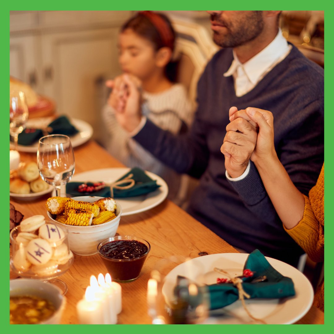 familyapp's tweet photo. Happy Hanukkah! 🕎✨ 

Read on for some of our favorite Hanukkah recipes for latkes and sufganiyot!
https://t.co/xaUNA8wUcE

#hanukkah #festivaloflights #celebrationtime #latkerecipe #sufganiyotrecipe #hanukkahrecipes #chanukkahrecipes #happychanukkah #sufganiyot https://t.co/QQSFUM1BpU
