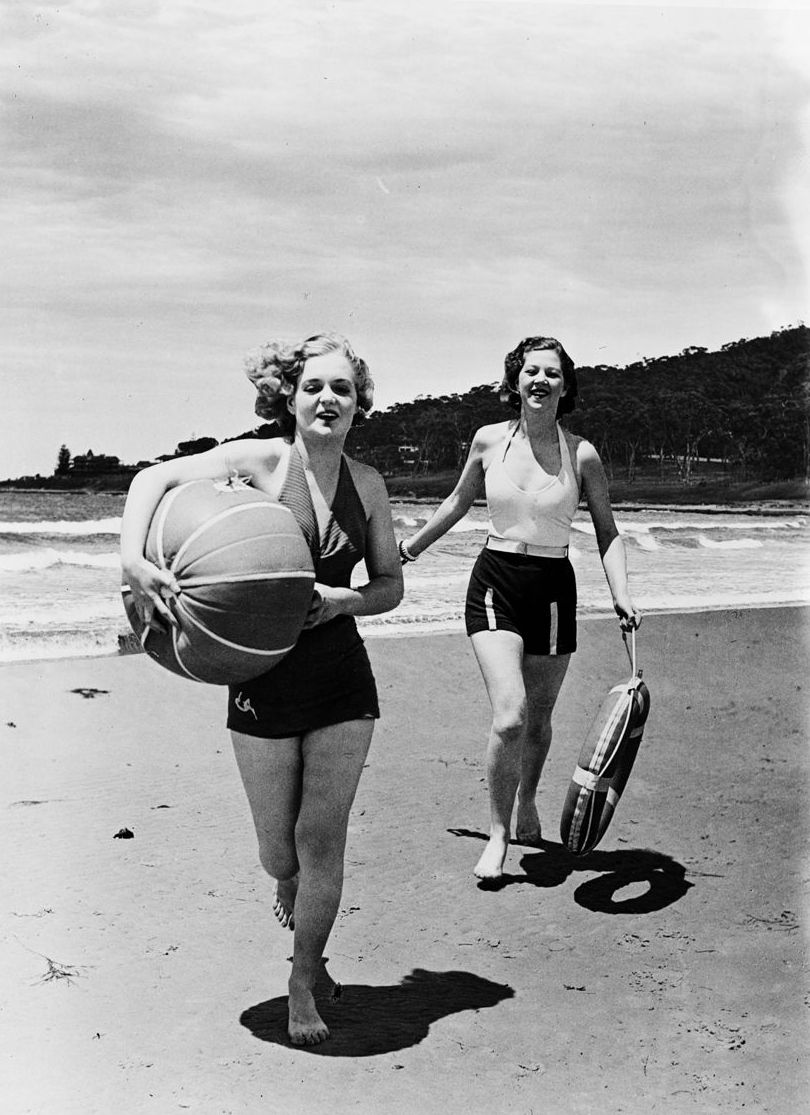 PRO_Vic's tweet photo. We're ready for beach wear and beach weather this #FashionFriday!

📸 Models showing female swimwear (Speedo) VPRS 12903/P1, 279/11 https://t.co/vVFTjkgNUc