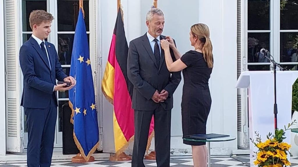 El jueves 30.11., la Embajadora Irmgard Maria Fellner hizo entrega de la Orden del Mérito de la República Federal de Alemania al ex Director de Energía Renovable y Eficiencia Energética de GIZ en Chile, Rainer Schröer.
¿En qué consiste esta distinción?
¿Por qué es tan importante?