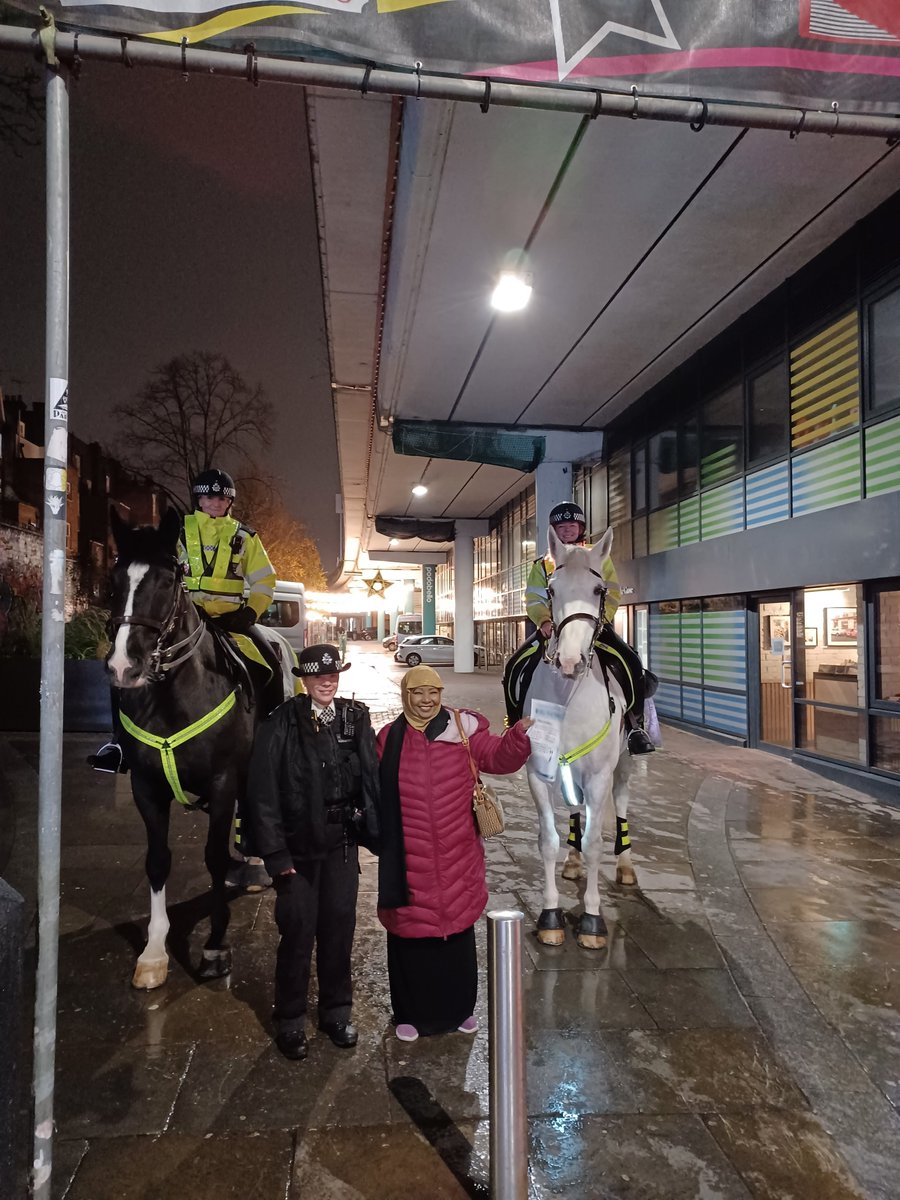 The spirits were high this evening despite the rain. A massive thank you to everyone who got involved with our women's safety stands on Ladbroke Grove. Thank you for all the support Cllr Isse from Colville ward and @MetTaskforce Inspector Legg it was great to have you involved.