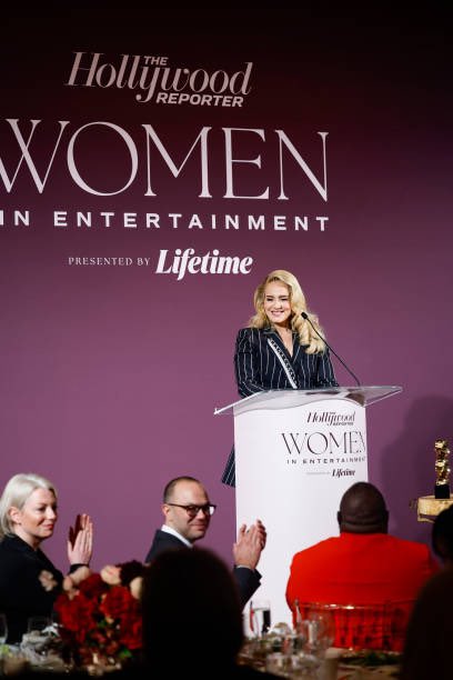 Crazy_ForADELE's tweet photo. Some photos of Adele giving her speech ✨ https://t.co/NEp0S3HN7n