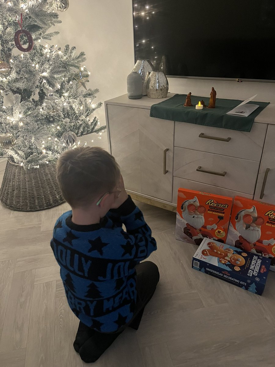 j6opm's tweet photo. @OlqopPrimary Jacob taking a moment to reflect about the true meaning of Christmas ✝️🤍 

#travellingcrib https://t.co/FcBSFLBgwp