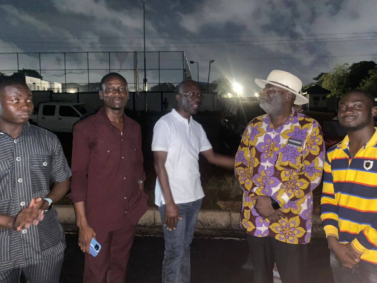 univers1057fm's tweet image. IGP, Dr George Akuffo Dampare, visited UPSA-UGBS road on a surprise visit this Wednesday to see how safe it is. 

He told students that undercover police would be around the University hostels to make sure things were secure. 

#UniversNews