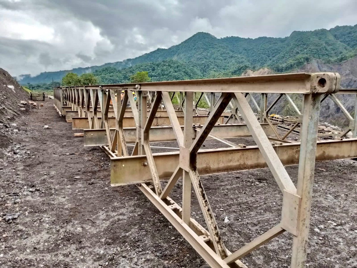 RobertoLuqueN's tweet photo. Trabajamos en equipo por un objetivo común: tener operativo el puente sobre el río Marker. 

✅ Empezamos el armado del puente de 45 metros. 
✅ La próxima semana se retirará la antigua estructura.

Estamos en sitio con personal de MTOP, GAD locales y Prefectura de Sucumbíos.👷‍♂️👍 https://t.co/SIPquwutQm
