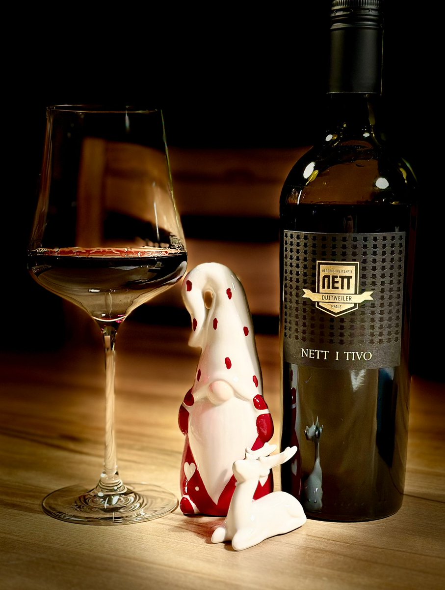 Prost Ihr Leichtmatrosen. Als wenn wir es direkt aus Apulien hergeholt hätten. 🍷🥰
#genuss #primitivostyle #aus #der #Pfalz