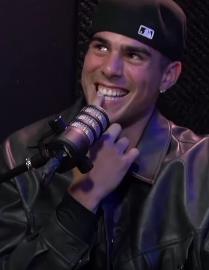 zabdielvoices's tweet photo. zabdiel de jesús você é apenas uma criança e eu posso provar 😭 https://t.co/iiIkQ4v1Gy