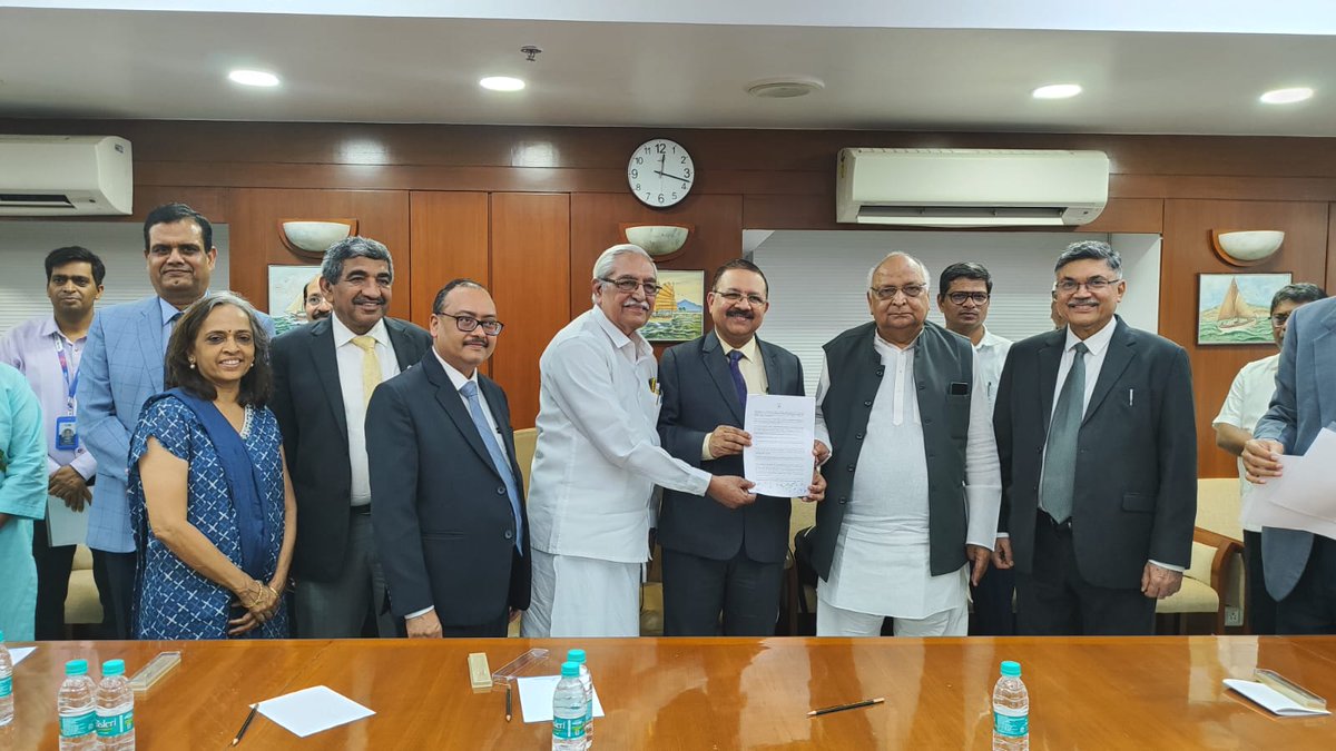 ChVenkatachalam's tweet photo. #MOU signed.. congratulations to all Bank Employees.. 
@ChairmanIba @ChiefIba 
@NagarRajen @LalitaAibea 

#UFBU
#AIBEA
#12thBPS https://t.co/Cp9aodTKQb