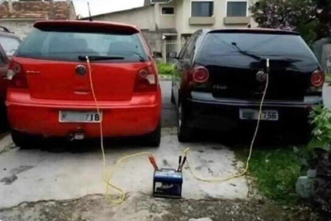 👱‍♀️ João, como é que ligo os cabos da bateria de um carro ao outro?

👱🏽‍♂️ O positivo liga ao polo vermelho e o negativo ao polo preto