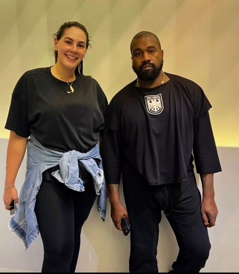 🚨Kanye West aparece usando camiseta com logo de sua música \, image size:828x951