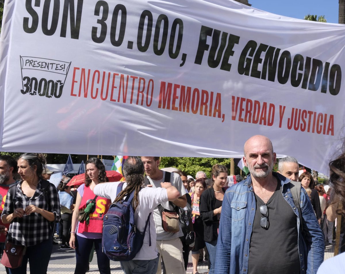 En la Marcha de la Resistencia 43, en Plaza de Mayo, con el CADHU, el @encuentro_mvj y el <a href="/MSTargentina/">MST Argentina</a> 
<a href="/Cele_Fierro/">Cele Fierro</a> <a href="/vilma_ripoll/">Vilma Ripoll 💚</a>
