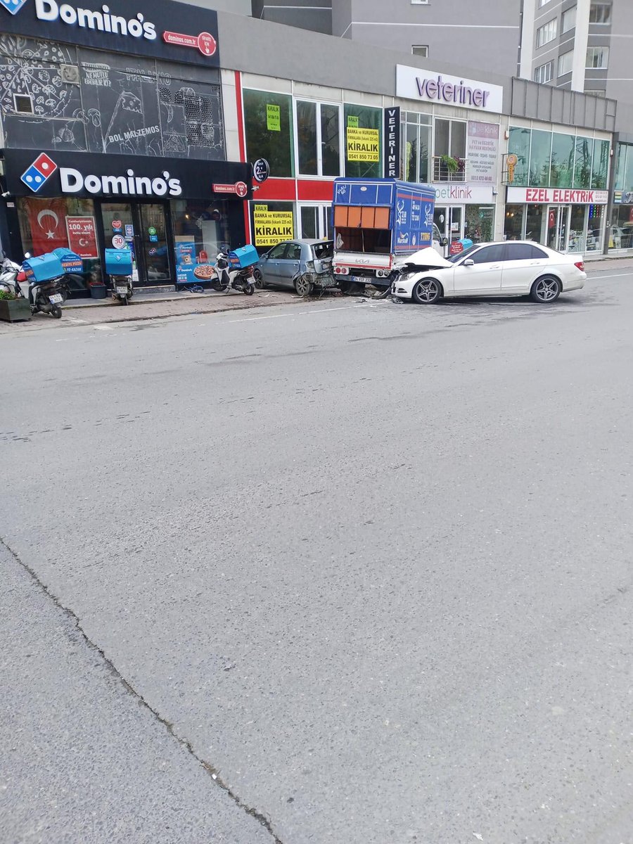 KAZA KAZA İÇİNDE
Evren Sanayi Esenkent yolu.
Paralel parklanma, ikinci şerit işgali, ters yön, sürat, kontrolsüzlük ve acelecilik.
Kamyonet iki özel otomobilin arasında kaldı.
Üç araçta da ağır hasar var.
Geçmiş olsun.