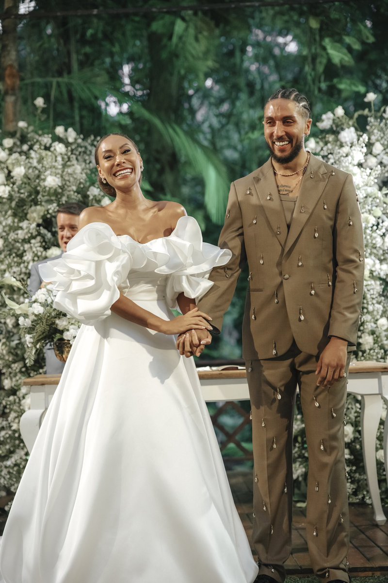 Sobre a roupa do Renan, alguns amaram outros odiaram (pra gente que é do axé é + fácil amar pelo significado), mas enfim, 3 amigas que estavam na nossa festa, falaram que acharam búzios pelo salão (pq o Renan viveu MUITO esse dia) e levaram pra casa como lembrança e amuleto…