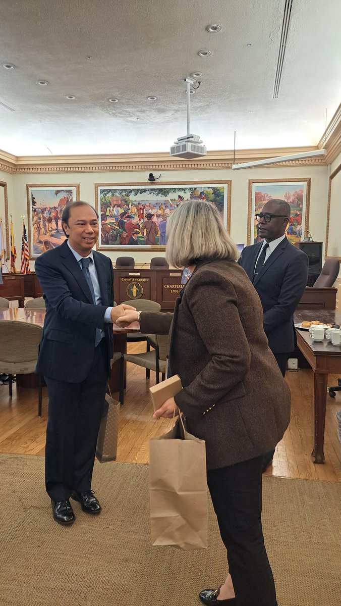 The City of Annapolis has been getting a lot of international attention lately! 🌎 This week, Mayor Gavin Buckley welcomed a delegation from Vietnam to City Hall. 

Chào mừng đến với Annapolis!