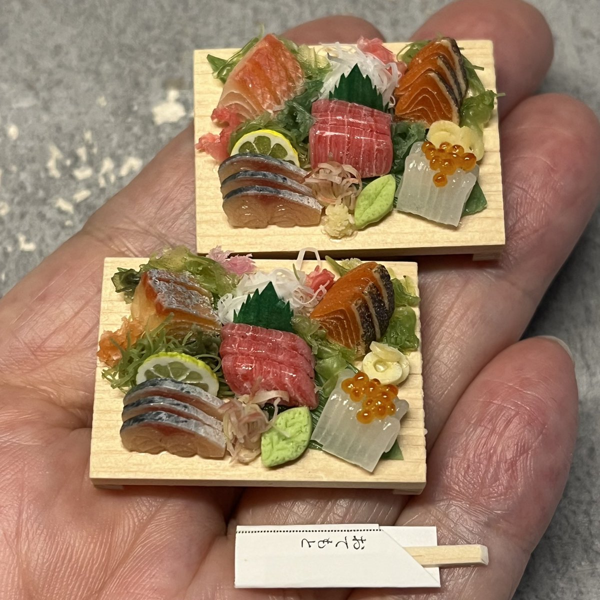 kasuga_maru's tweet photo. ついに明日から
#ミニチュアアート展2023
東京銀座フェニックスプラザ
12月9日(土)10日(日)

販売はオンライン(minne)で
9日(土)の11時～17日(日)
こるはは🍓の会場です

粘土のお刺身も販売します
どうぞよろしくお願いします☆ https://t.co/mlsWU85eQJ