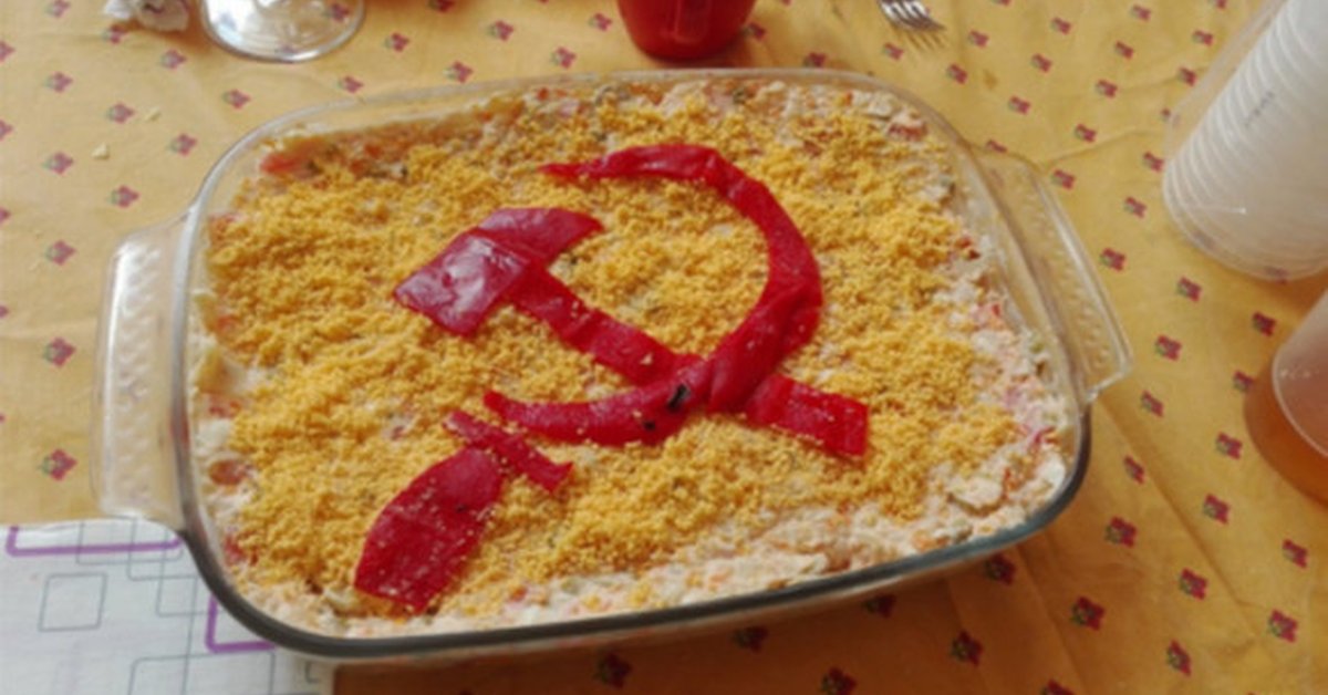 Apu_elrojazo's tweet photo. *En la cena de Nochebuena*

—Cariño, prepara la ensaladilla y recuerda que tus cuñados son de derechas. No hables de política mientras cenamos.

Yo: Vale https://t.co/kKiGamdo5l