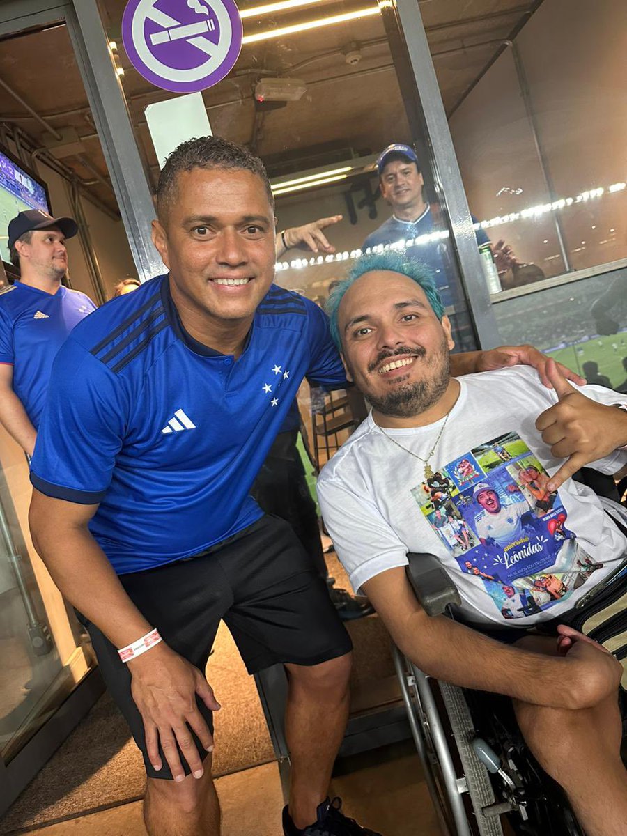 torcidaespecial's tweet photo. Eu com Eterno Ídolo Marcelo Ramos, que já jogou demais no meu Time do 💙🤍💙, na última rodada do Brasileirão
#UmTimeDeTodos
💙🦊🤍🏟⭐️5️⃣💳🧑🏻🦽🚶🏻👩🏻🦽🚶🏻♀️
➡️: Cruzeirense com Deficiência, seja @socio5estrelas do plano especial; Cruzeiro Eficiente https://t.co/PLo3ABqHy9