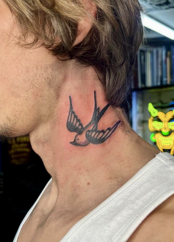 4 new sores 
 #necktattoo #handtattoo #tattoo #tattoos #tattooed #ink #inked #barbedwire #swallows #bodyart