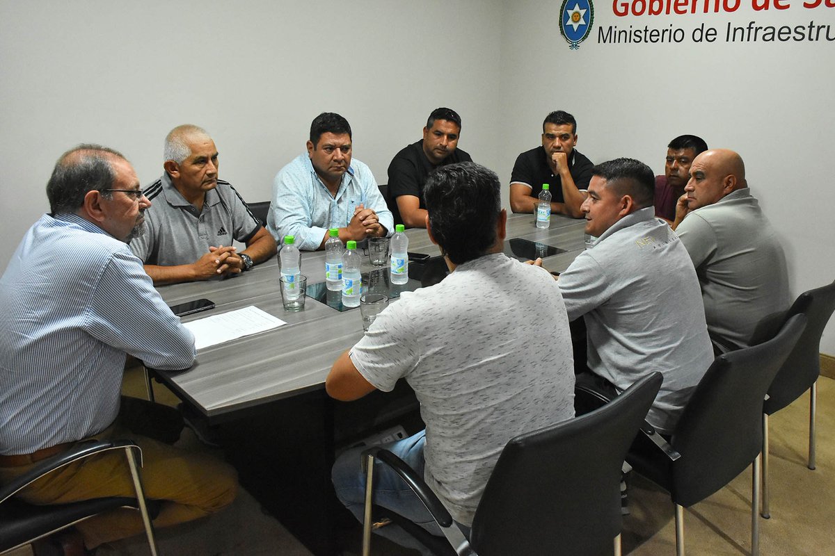 Con el secretario general de la UOCRA, Rubén Aguilar, y delegados del gremio hablamos sobre la situación de la obra pública en la provincia. El gobernador <a href="/GustavoSaenzOK/">Gustavo Sáenz</a> seguirá planteando la defensa del sector para la continuidad de los proyectos.