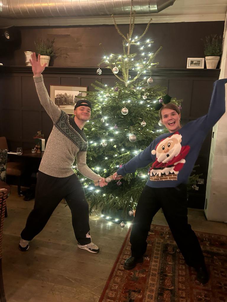 bullsheadsw13's tweet photo. Happy Christmas jumper day from our team at The Bulls Head, we wish you a very merry Christmas🎄🎄

@youngspubs #youngs #barnes #barneslife #christmas #bullshead #christmasjumperday #christmasjumper https://t.co/WzBLvrhCAq