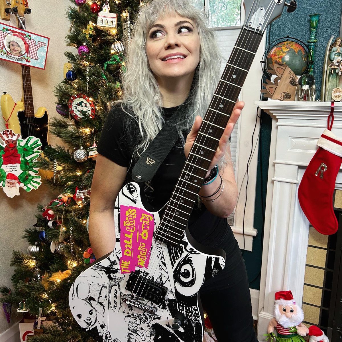 🎉 CONTEST TIME! 🎉
Today starts 12 Days of Dollyrots, that means a fan giveaway every day!
Starting off w the grand prize, a custom “Night Owls” guitar! Everyone who gets something from our store til 12/19 is entered to win this, one of 12 EVER made!

🛒 the-dollyrots.myshopify.com/collections/ne…