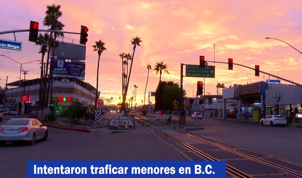 En #BC detienen a personas con documentos falsos que se hacen pasar por familiares de menores para cruzarlos a EU. En el último mes se detectaron 6 casos. Se detectaron en los aeropuertos de #Mexiclai y #TJ informo el delegado de INM David Perez T