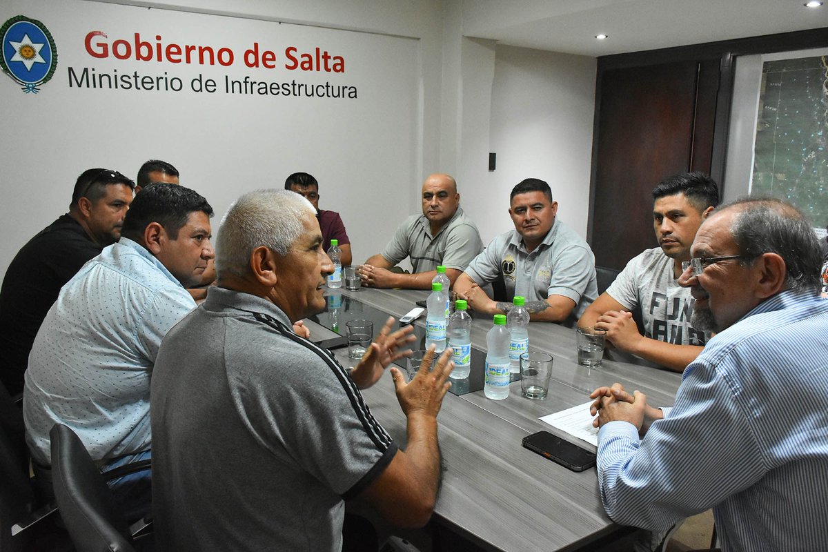 MinSCamacho's tweet photo. Con el secretario general de la UOCRA, Rubén Aguilar, y delegados del gremio hablamos sobre la situación de la obra pública en la provincia. El gobernador @GustavoSaenzOK seguirá planteando la defensa del sector para la continuidad de los proyectos. https://t.co/vyoio9iPv9