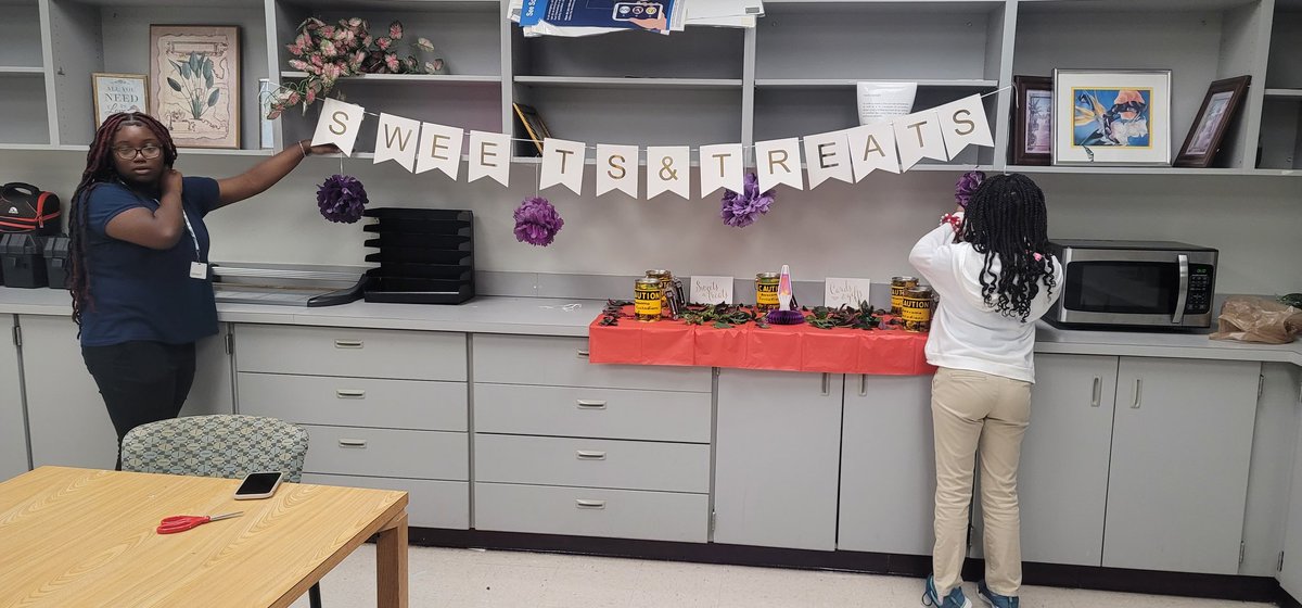 PebblesPish's tweet photo. Student Government and Mr. Accime's students presents Custodian Appreciation Day. https://t.co/k6sHYIzXyd