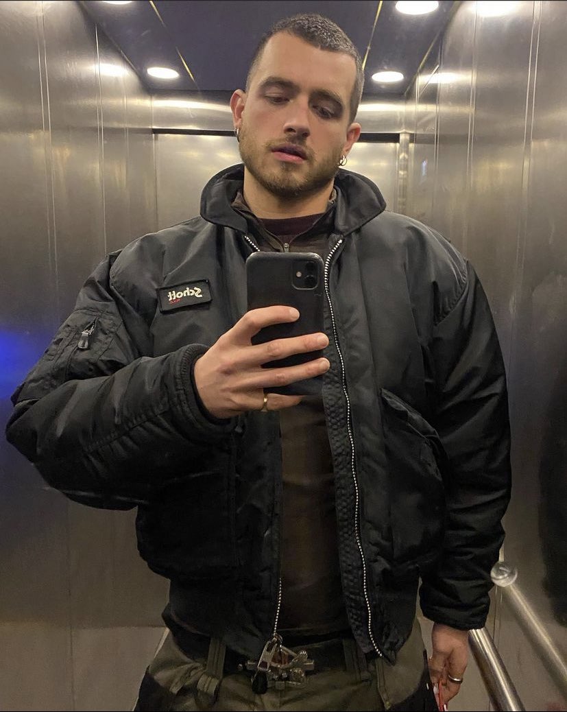 This horned up Tradie needs his thick fat cock cleaned