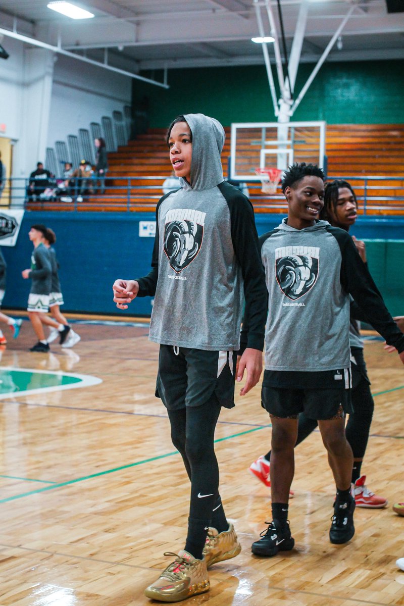 FGE__Sports's tweet photo. @TonyBradford_10 walks into his sophomore season 🦍🦍🦍 https://t.co/iE6DiZg05O