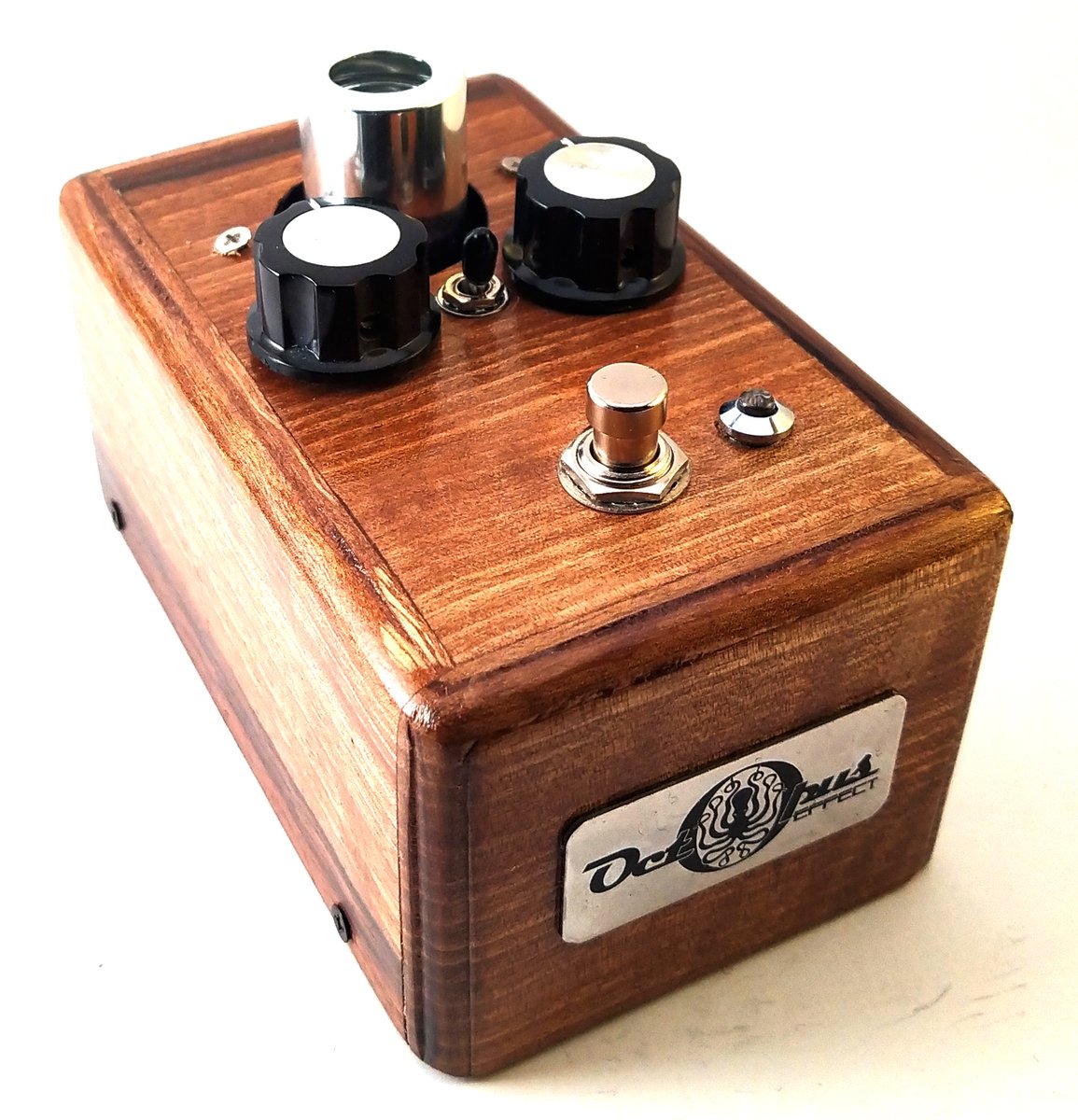 Octopus_Effect's tweet image. Retrouvé Twin/Champ preamp #3, #4, #5 &amp;amp; #6 le préampli au format pédale, sur la boutique Reverb de Octopus Effect. Attention modèle unique.
reverb.com/fr/shop/octopu…
              🎸🎸☠️🦑☠️🎸🎸
#pedalguitar #preamptube #handmade #twin #champ #woodworking