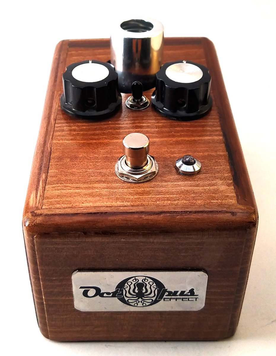 Octopus_Effect's tweet image. Retrouvé Twin/Champ preamp #3, #4, #5 &amp;amp; #6 le préampli au format pédale, sur la boutique Reverb de Octopus Effect. Attention modèle unique.
reverb.com/fr/shop/octopu…
              🎸🎸☠️🦑☠️🎸🎸
#pedalguitar #preamptube #handmade #twin #champ #woodworking