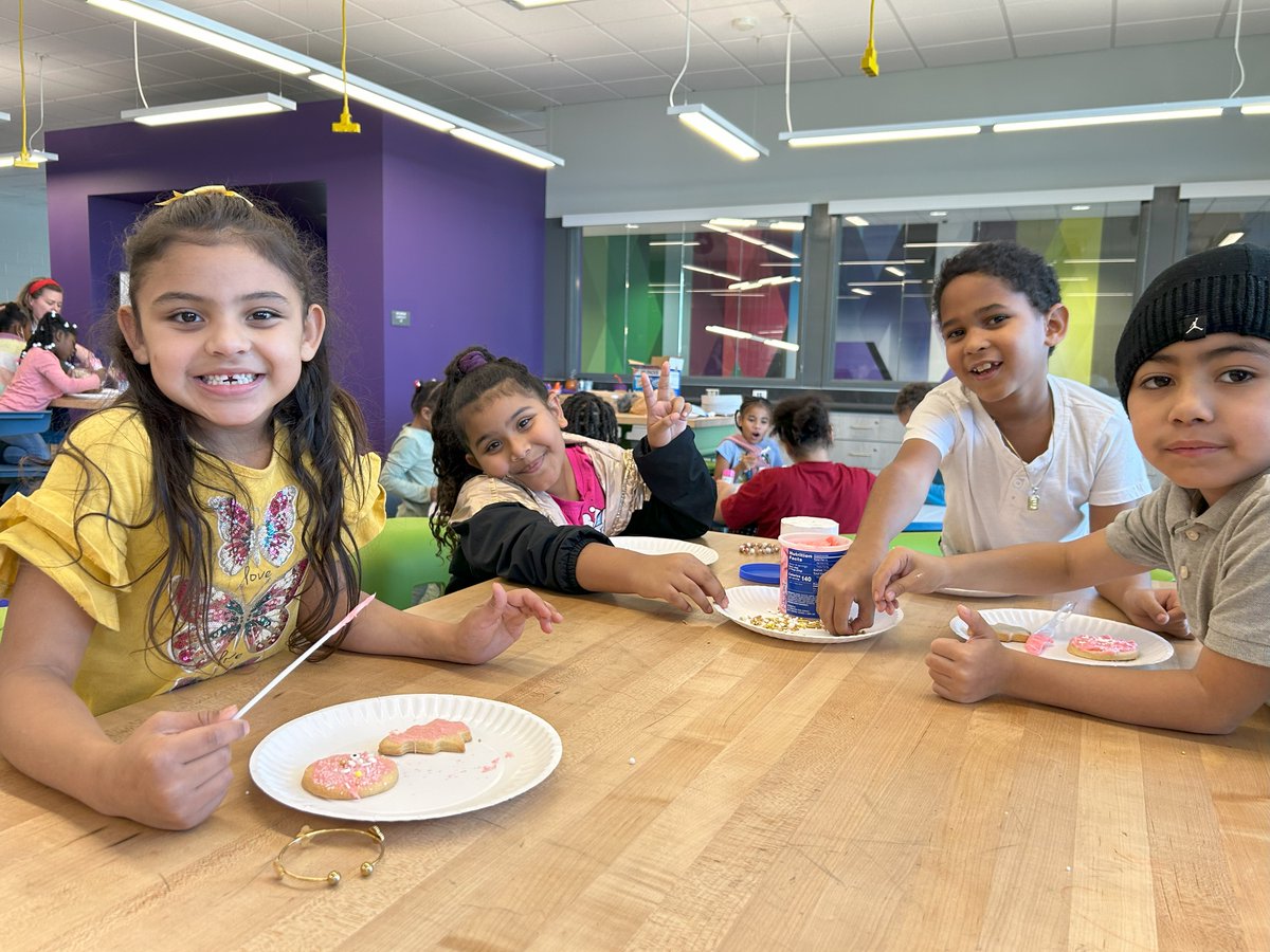 🍪Thank you to Cincy Sammys in Mason for donating dozens of cookies for students at <a href="/RosaPTweets/">Rosa Parks Elementary School</a> to decorate and eat! This was a Buddy Class holiday celebration for Ms. Brown's 4th grade students, and Ms. Templeton's and Ms. Dillon's 1st grade students. #MiddieRising