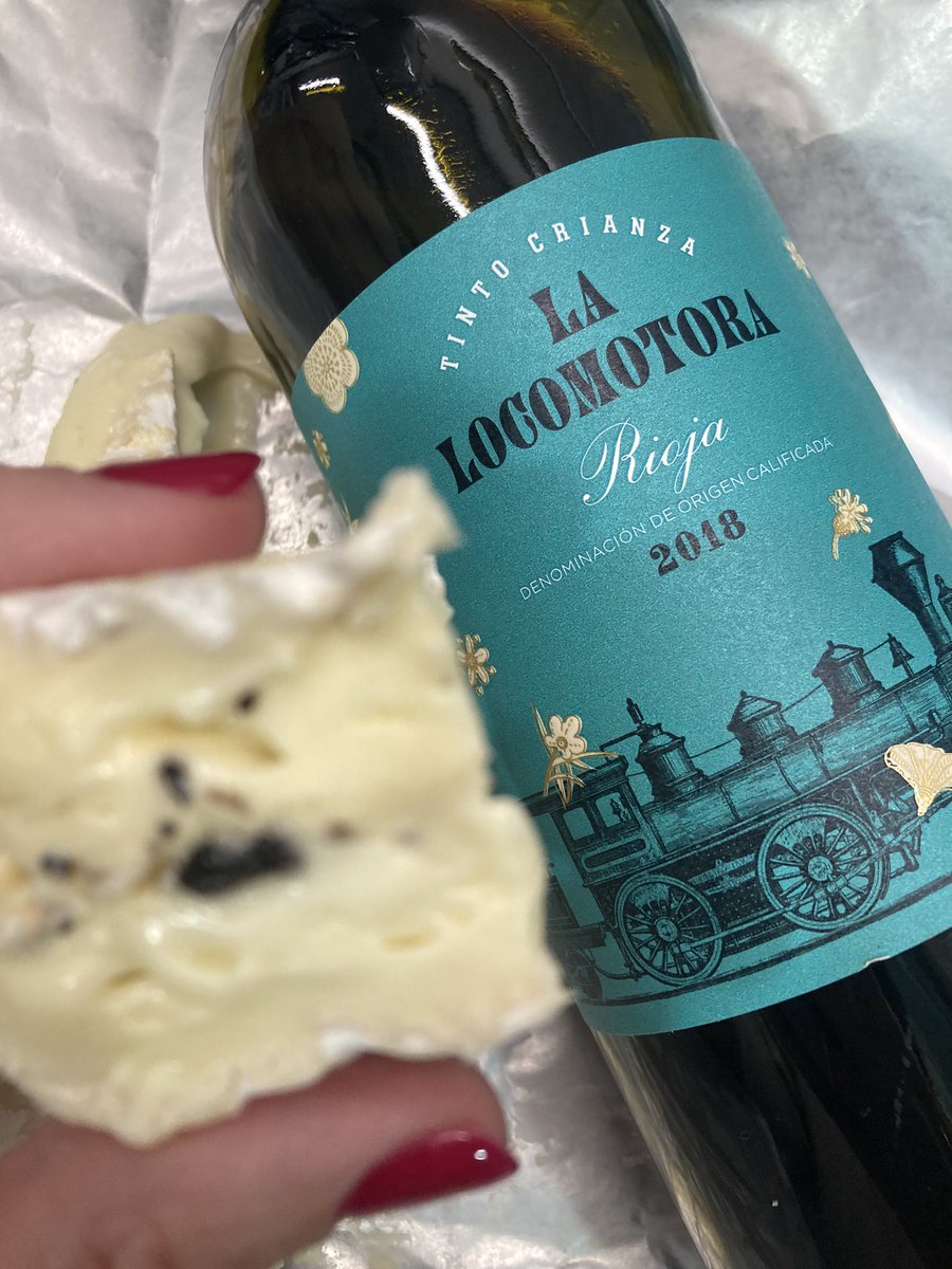 rcoll_wine's tweet photo. LA LOCOMOTORA crianza 2018 🍷 +
Marnais Truffe 🧀!
.
Cuando el vino y el queso no llegan a la mesa… sin duda las PRE-cenas, son lo mejor del día 💫!!
.
#vilaviniteca #uvasfelices #rioja #winelover #instawine #gastronomia #ardai #quesos #vino #precenas https://t.co/tscXK2J2UR