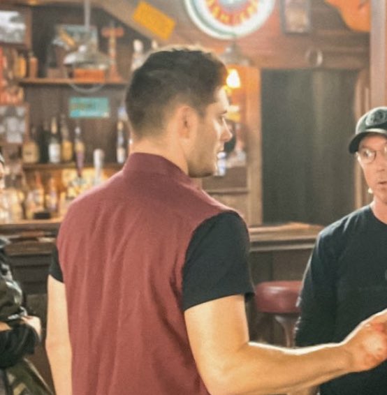lnfourss's tweet photo. nothing scared me more than finding out jensen’s outfits as dean were actually short sleeved 😭 https://t.co/qbN6MvPBth