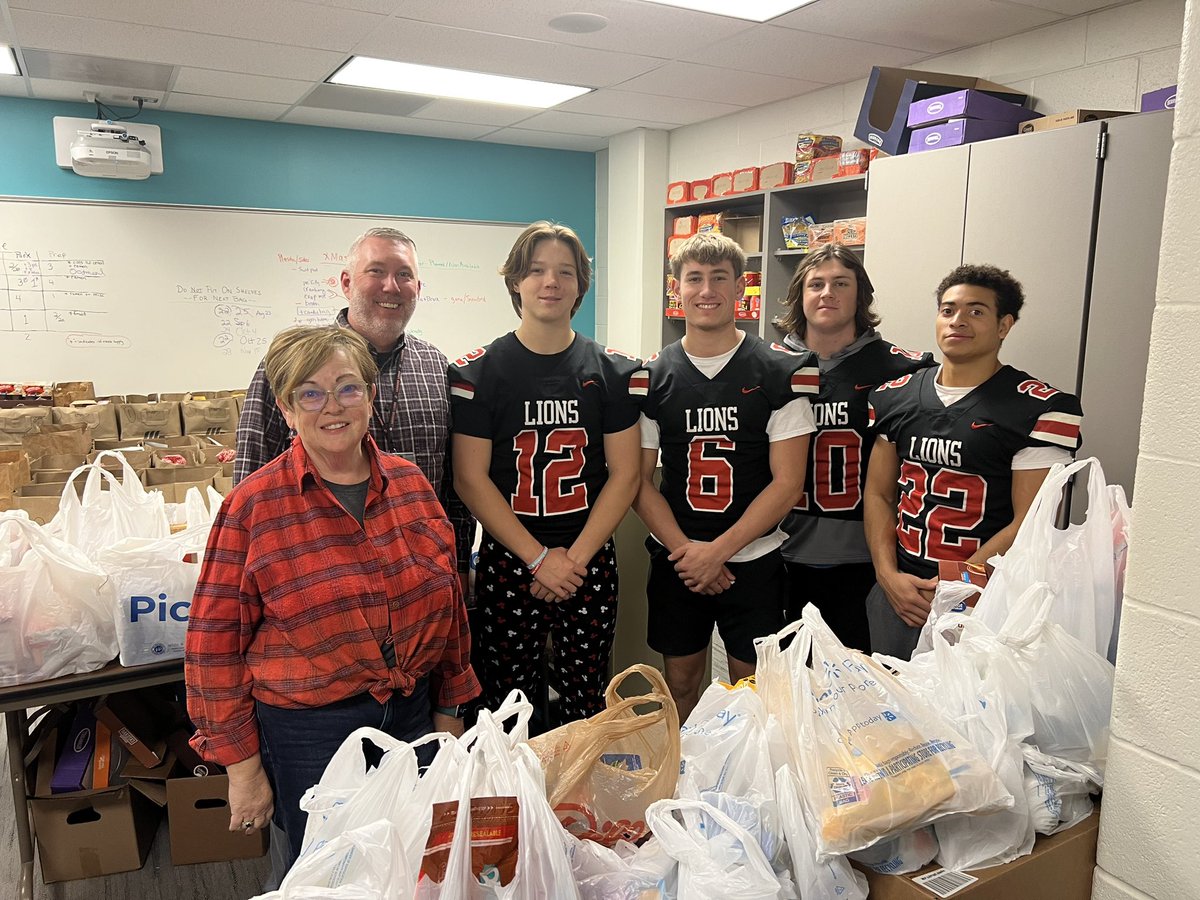Proud of our Football family. Our players and booster club gathered items for our middle school food pantry! #HelpOthers #LionPride <a href="/usd469/">Lansing USD 469</a>