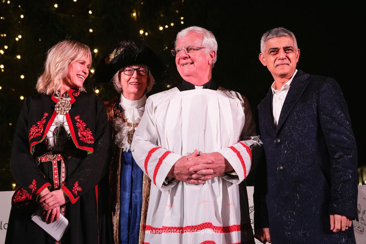 imageplotter's tweet image. The annual #TrafalgarSquare #Trafalgartree lights switch on, with @MayorofLondon,  @LM_Westminster, Mayor of Oslo, #AnneLindboe and of course the @TrafalgarsTree @trafalgartree. As is the tradition, it rained heavily, but was lovely. Mulled wine now! Pic set at Alamy Live News.