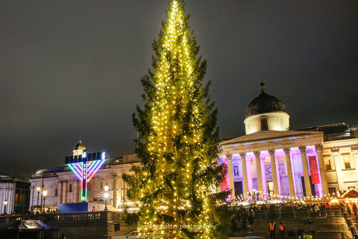 imageplotter's tweet image. The annual #TrafalgarSquare #Trafalgartree lights switch on, with @MayorofLondon,  @LM_Westminster, Mayor of Oslo, #AnneLindboe and of course the @TrafalgarsTree @trafalgartree. As is the tradition, it rained heavily, but was lovely. Mulled wine now! Pic set at Alamy Live News.
