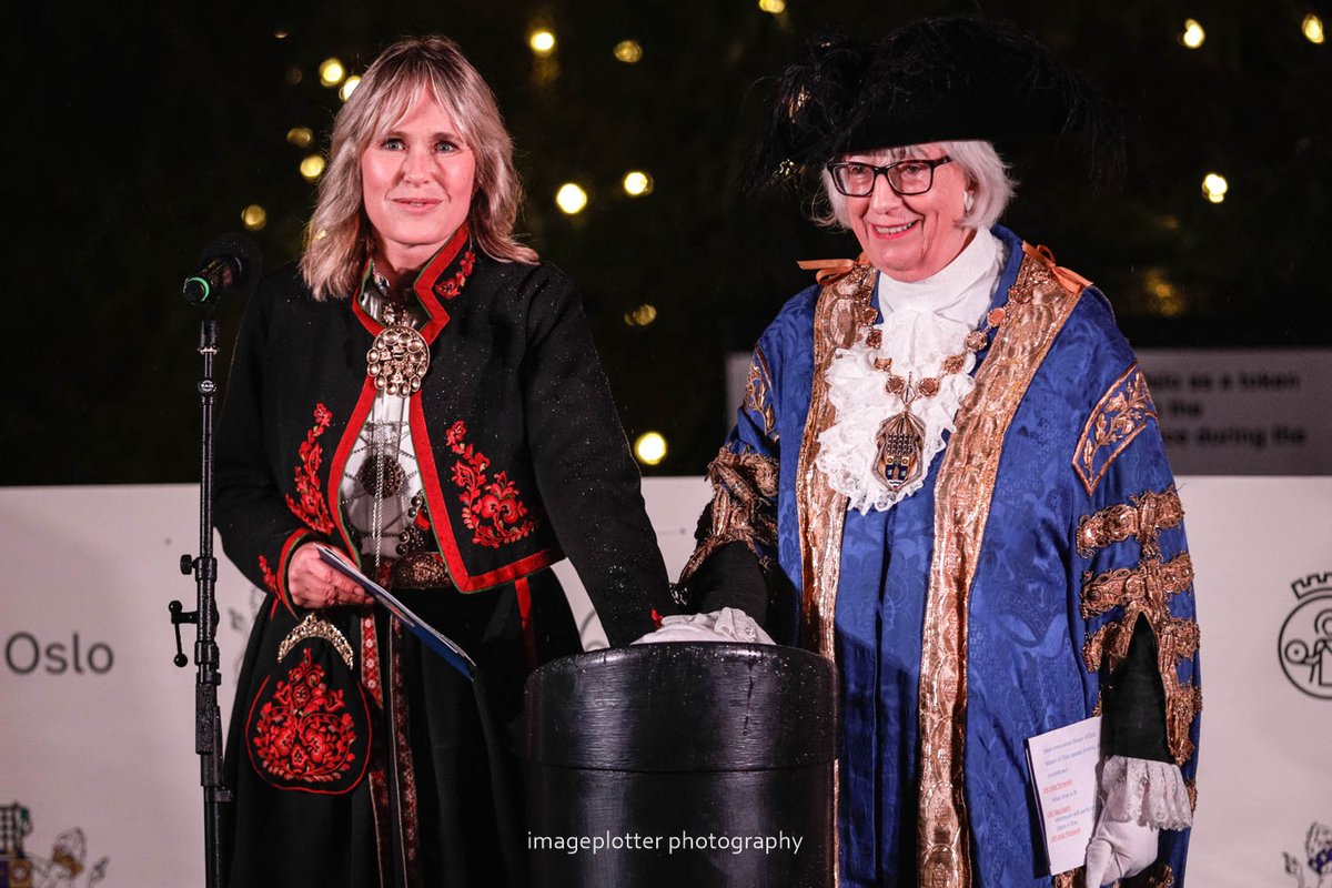 Chris 🕷🐦 (@imageplotter) on Twitter photo The annual #TrafalgarSquare #Trafalgartree lights switch on, with <a href="/MayorofLondon/">Mayor of London, Sadiq Khan</a>, <a href="/LM_Westminster/">The Lord Mayor of Westminster</a>, Mayor of Oslo, #AnneLindboe and of course the <a href="/TrafalgarsTree/">Trafalgar Tree</a> <a href="/trafalgartree/">Trafalgar Square Tree</a>. As is the tradition, it rained heavily, but was lovely. Mulled wine now! Pic set at Alamy Live News. The annual #TrafalgarSquare #Trafalgartree lights switch on, with <a href="/MayorofLondon/">Mayor of London, Sadiq Khan</a>, <a href="/LM_Westminster/">The Lord Mayor of Westminster</a>, Mayor of Oslo, #AnneLindboe and of course the <a href="/TrafalgarsTree/">Trafalgar Tree</a> <a href="/trafalgartree/">Trafalgar Square Tree</a>. As is the tradition, it rained heavily, but was lovely. Mulled wine now! Pic set at Alamy Live News.