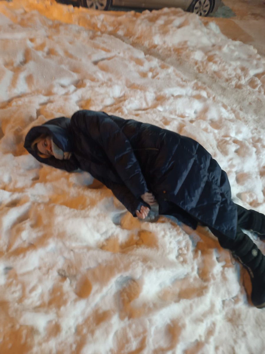 frau_fruhling's tweet photo. Прожив 28 лет, неожиданно для себя поняла, что люблю зиму.
Мы с Иваном настолько сошли с ума от скуки дома, что решили выйти просто погулять. Слепили бы снеговика, да снег пока рыхлый. А потом заказали домой роллы и ели на кровати под "Локи". https://t.co/paPNfhslf1