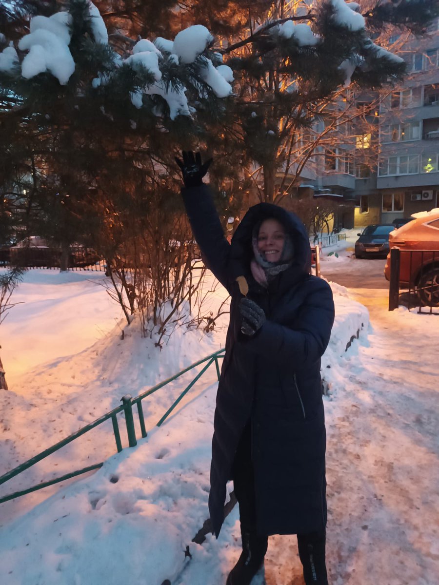 frau_fruhling's tweet photo. Прожив 28 лет, неожиданно для себя поняла, что люблю зиму.
Мы с Иваном настолько сошли с ума от скуки дома, что решили выйти просто погулять. Слепили бы снеговика, да снег пока рыхлый. А потом заказали домой роллы и ели на кровати под "Локи". https://t.co/paPNfhslf1