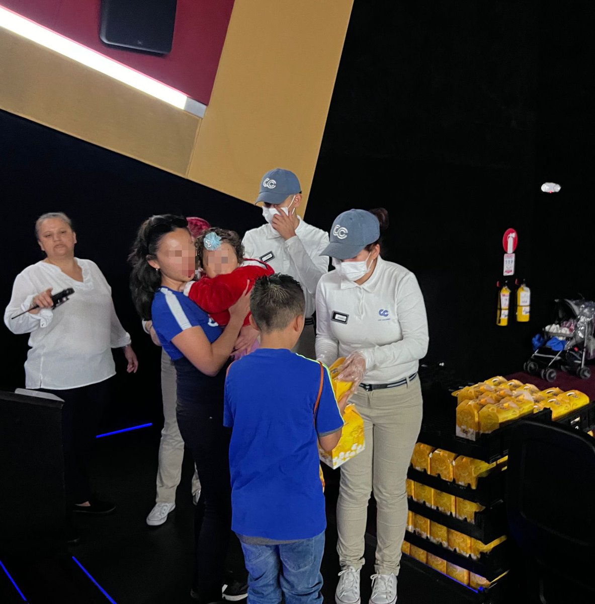 FranciscoCund's tweet photo. Hoy la magia de la Navidad llegó a la modalidad de acogimiento familiar del #ICBF en Soacha Cundinamarca. Más de 36 participantes entre niñas, niños, adolescentes y madres sustitutas vivieron momentos llenos de alegría en las salas de Cine Colombia #RegalaPazyAmor en esta navidad https://t.co/vyqybXljOK