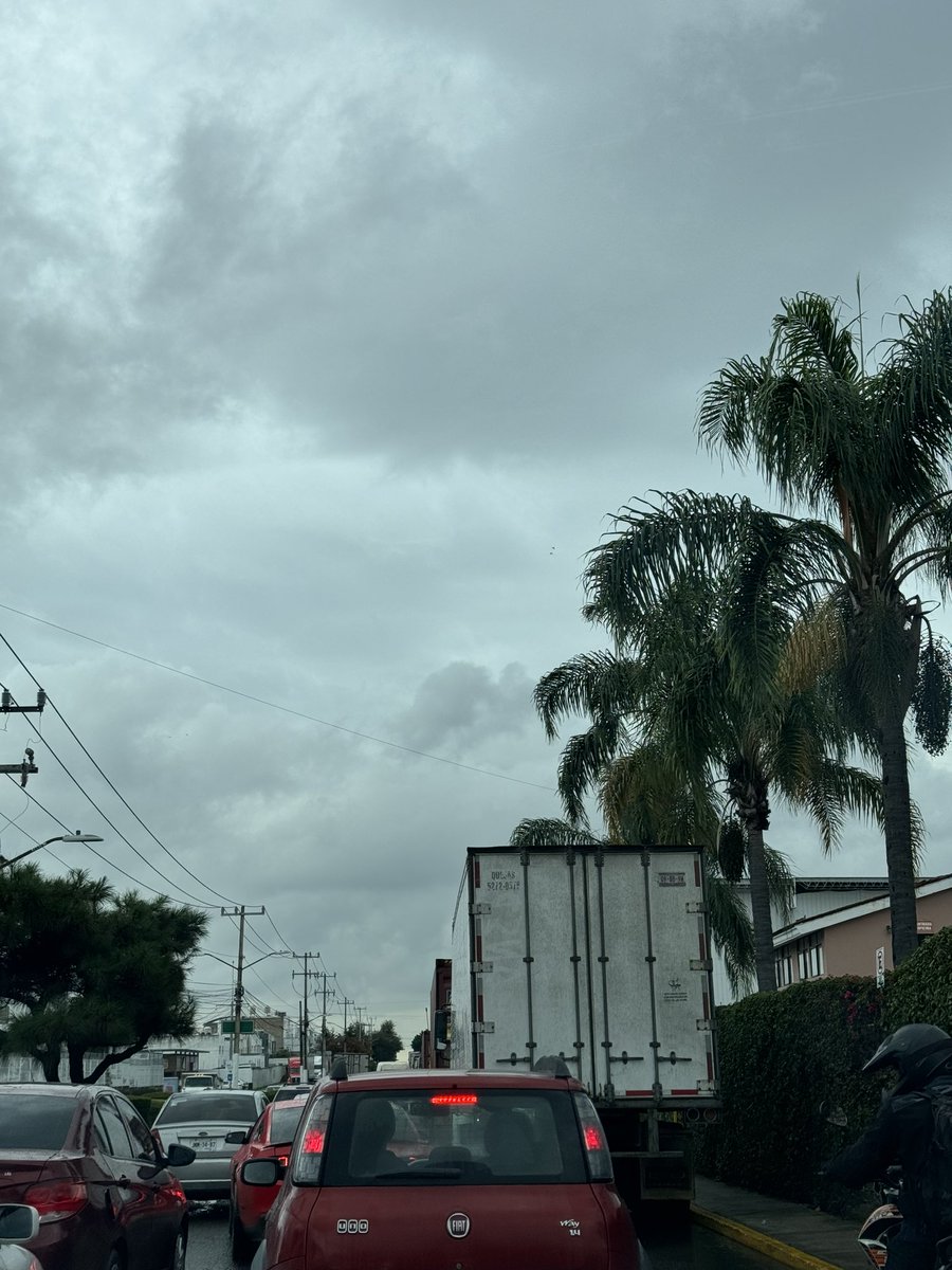 ferrguez's tweet photo. @JaliscoVial @Trafico_ZMG Urge apoyo para atender av Angel Leaño, esta convertida en el estacionamiento del parque industrial afectando y causando un trafico enorme además de hacer los cruces peligrosos. https://t.co/poPv2Walpj