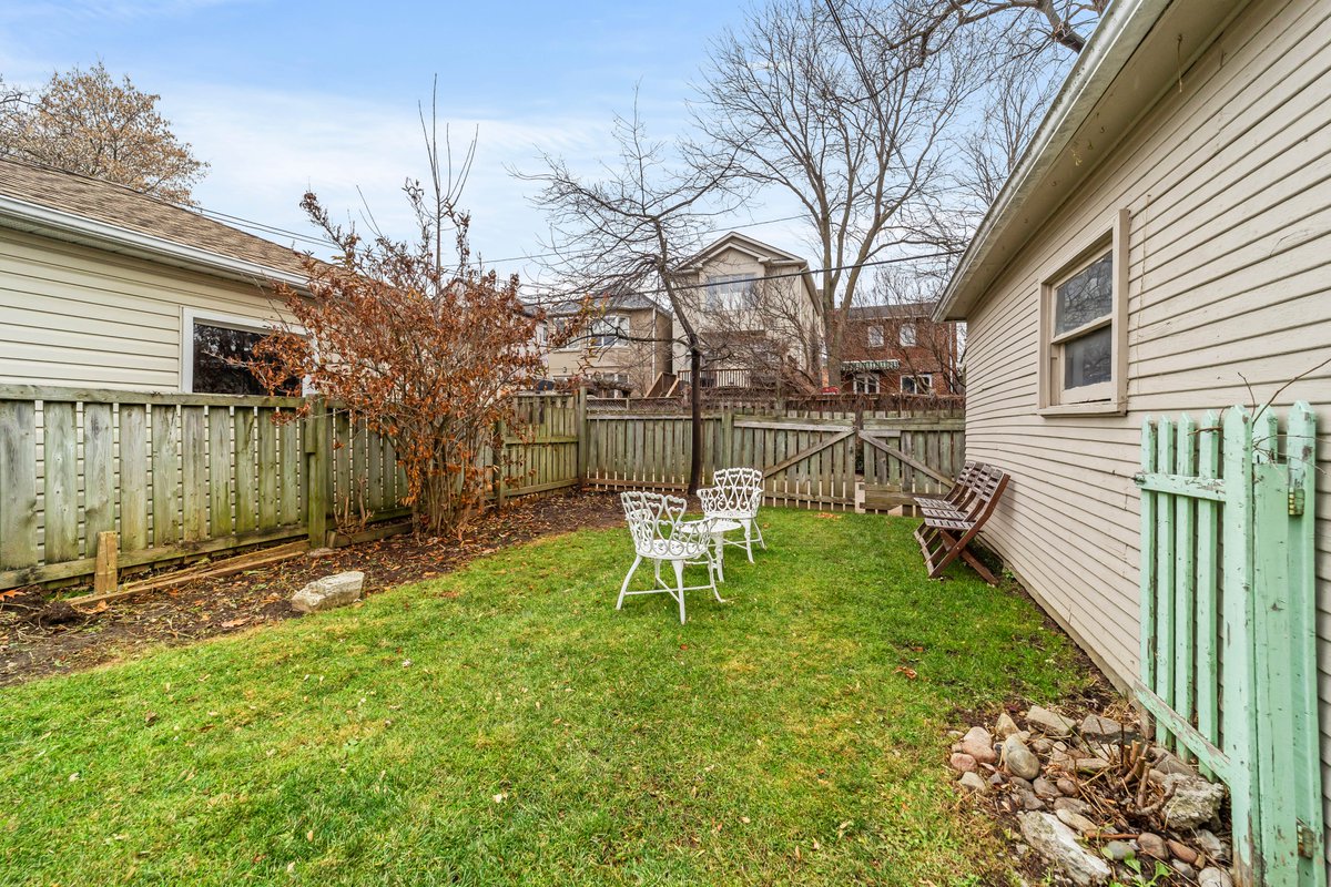 bel_lelli's tweet photo. FOR LEASE! 138 Woburn Ave. Lawrence Park 
Main Floor
$3150/month inclusive of Heat &amp; Water
2-bed, 4-pc bath main floor unit in a bright, serene Triplex, Steps from Subway, top schools 
#LawrenceParkLiving #forlease #BelindalelliTeam #toprealtors
#leasingagents #executiveleases https://t.co/l6kjUj2pDR
