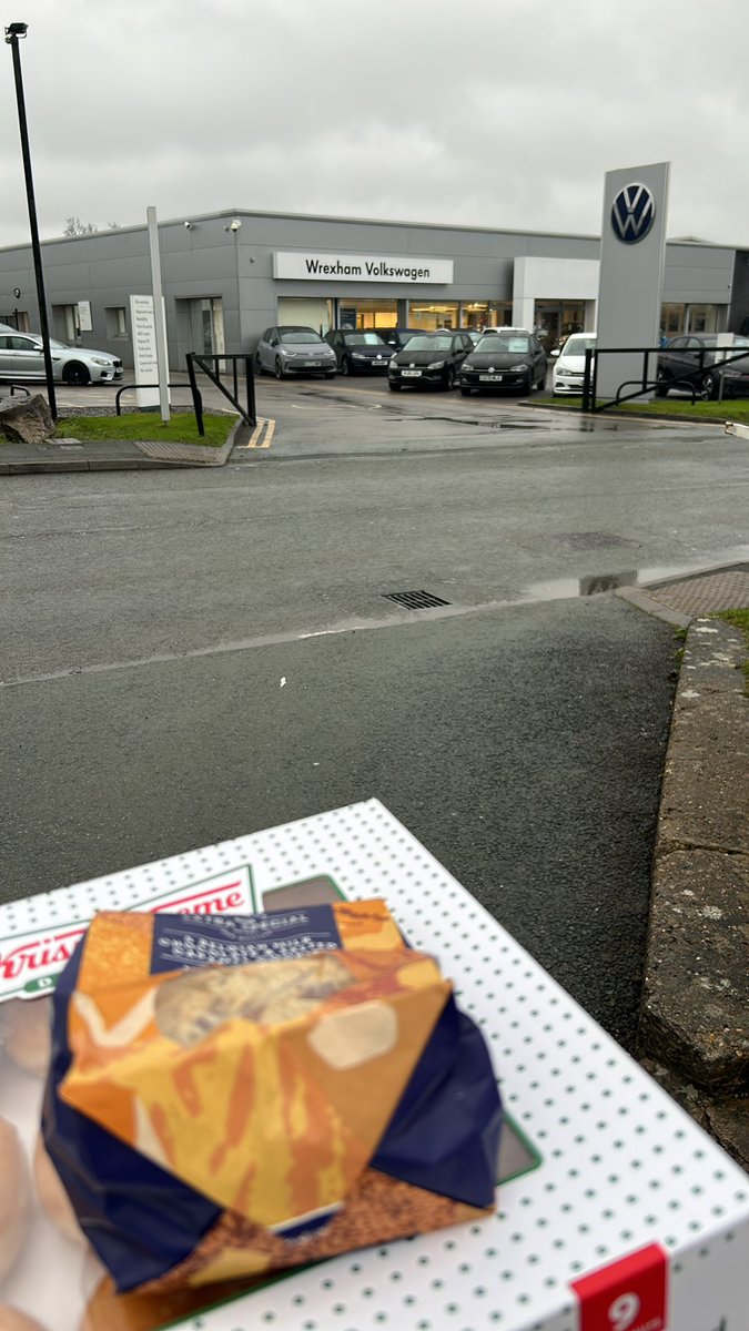 Was great to take the team out tonight to celebrate their 92 ESQI last month 🔥 We was buzzing to have <a href="/kierancregan/">Kieran Cregan 💙💛</a> in the branch too 🫡 The team had chance to get in the market place + showcase knowledge of captaincies ✅💨 Much more to come at U339 ❤️🔥 <a href="/SamASmith_ERAC/">Sam Smith</a>